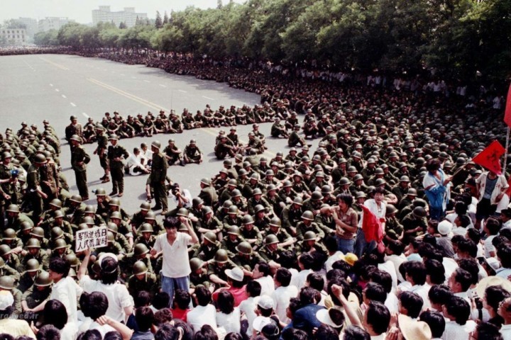到1989年5月初至5月中旬，白天广场上常常有多达30万人，5月17日至18日有一百多万人示威游行。