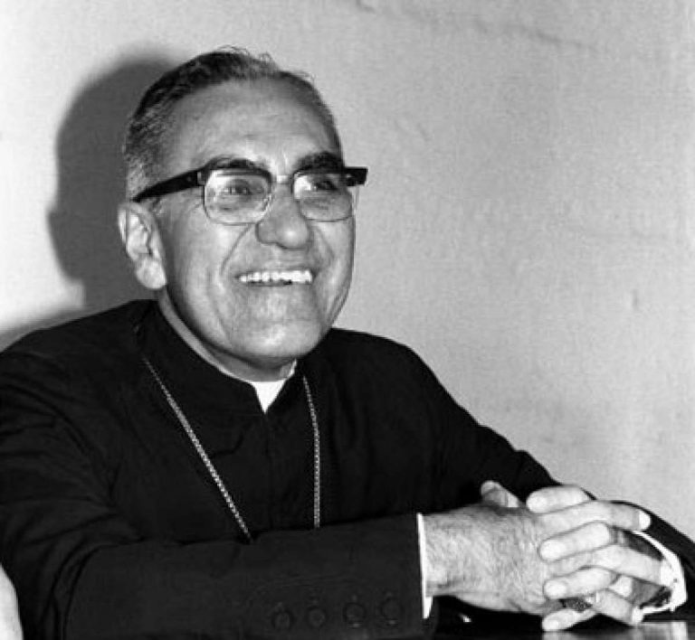 Monseñor Romero obispo mártir asesinado por los escuadro de la muerte por orden del Mayor Roberto dAubuisson fundador del partido de ultraderecha ARENA Foto Dominio público