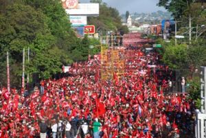 Más de 250 mil personas inundaron de rojo las calles de San Salvador