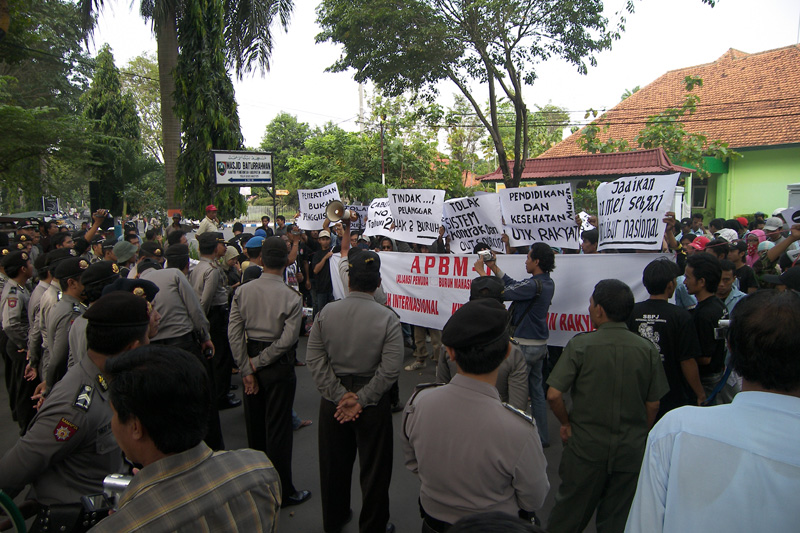 May Day Marchers in Jombang confronted by the Police
