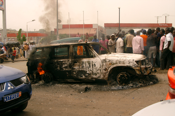 UN car on fire in Abijdan, January 13. Photo: Stefan Meisel