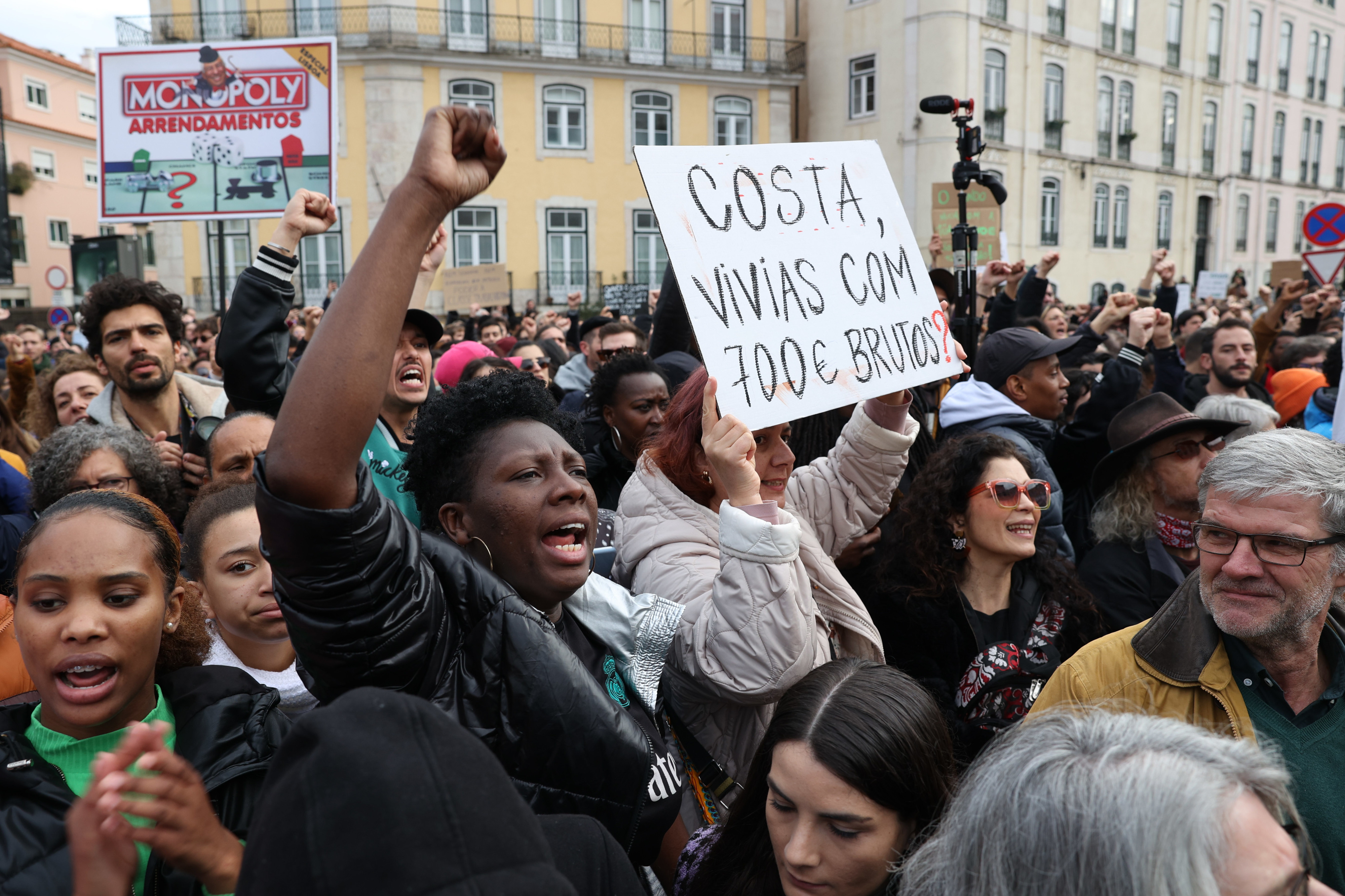 Manifestantes protestam durante uma ação organizada pelo movimento "Vida Justa - Basta de aumento dos Preços", composto por moradores de bairros, pessoas de movimentos sociais e outros cidadãos, com partida do Marquês de Pombal em direção à Assembleia da República, em Lisboa, 25 de fevereiro de 2023. MIGUEL A. LOPES/LUSA
