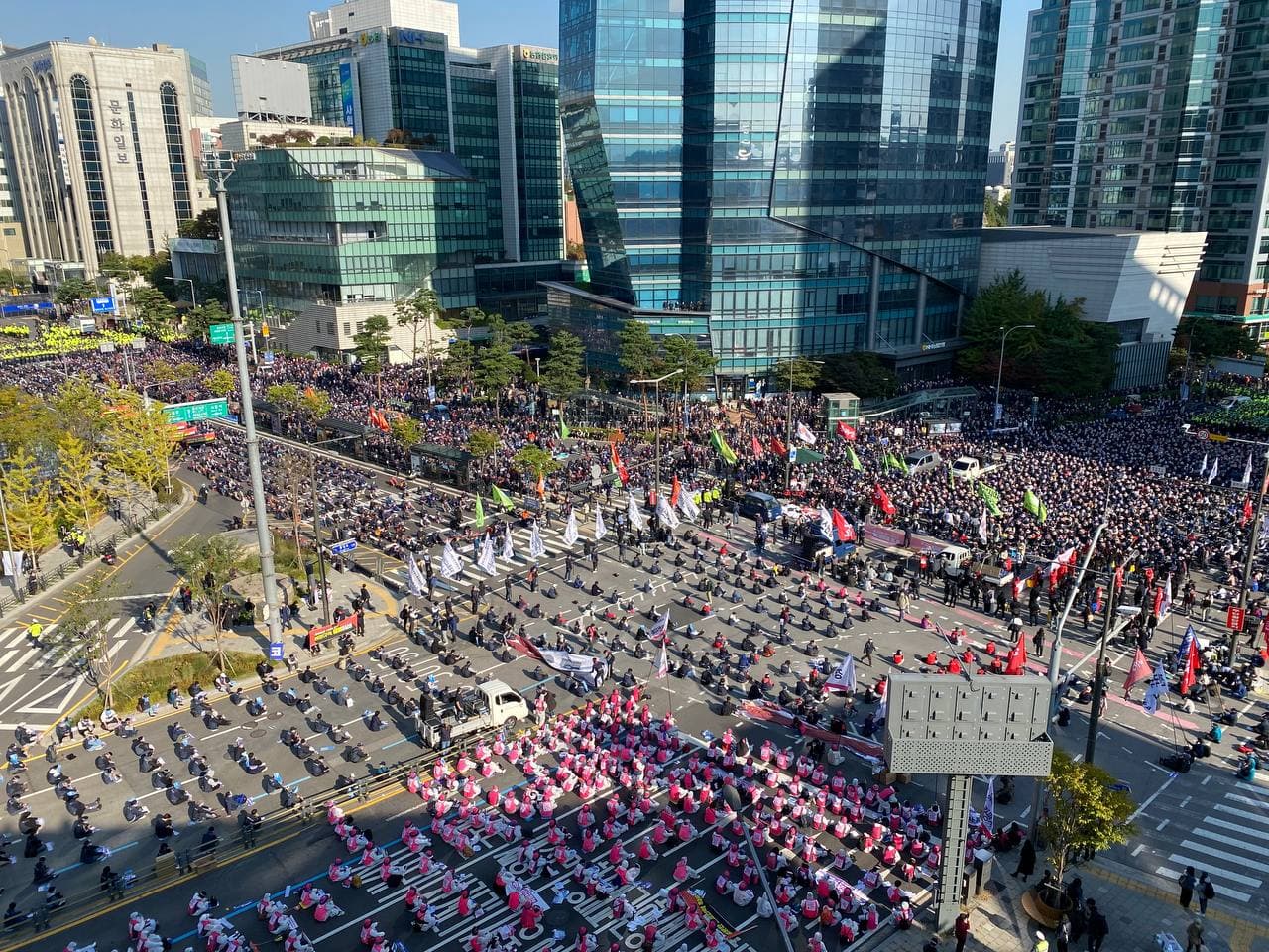 来自全国各地的约8万名工人参加了集会。//图片来源: pptec, Twitter