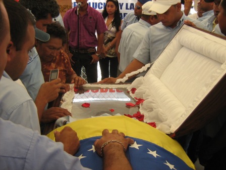[Video] Funeral of murdered workers outside Mitsubishi factory in Venezuela