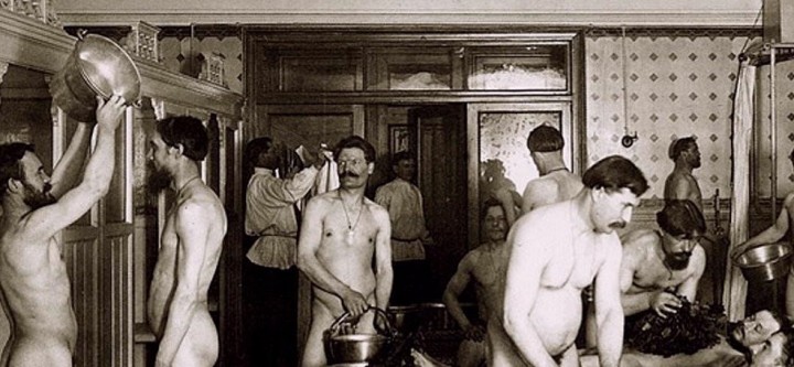 在革命前，同性戀亞文化已經存在於俄國，主要環繞於如圖中的聖彼得堡澡堂（攝於1910年）。然而反同法令的實施多半偏袒資產階級人士。 //圖片來源：公共領域