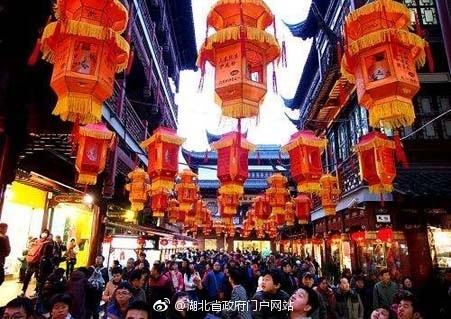 尽管疫情爆发，武汉政府仍坚持举办春节庆祝活动，以推动旅游业发展，直到形势变得极其严重。 //图片来源：湖北省政府