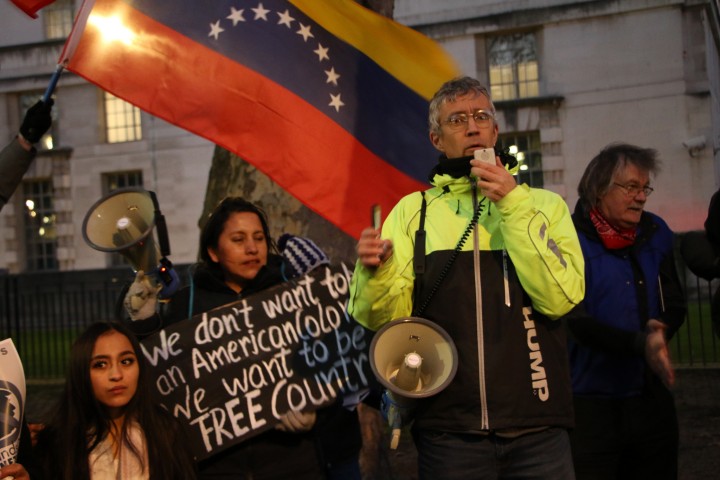 “放手委内瑞拉”声援团公共集会。 //图片来源：英国社会主义呼唤报