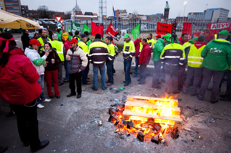 Striking InBev workers at a picket. Photo by Jan Slangen.