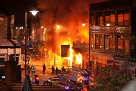 August 6 - Buildings burn on Tottenham High Road (Photo: Beacon Radio)