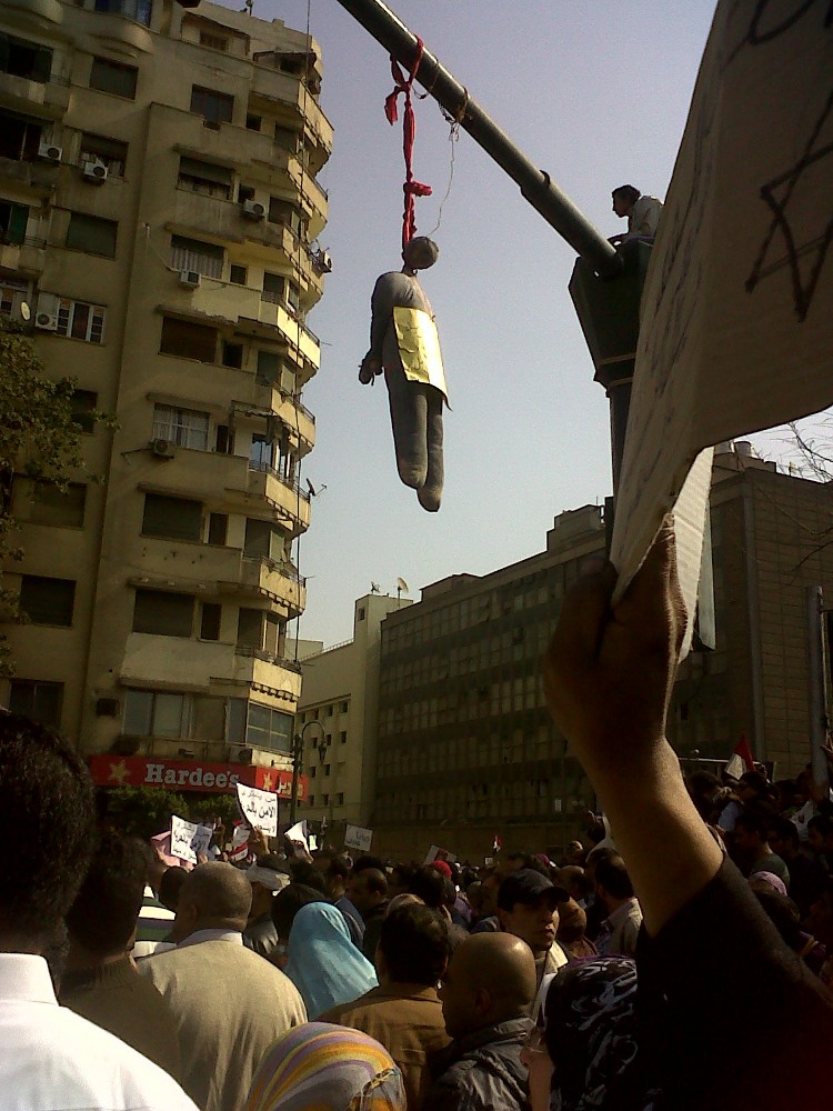 February 1, a dummy Mubarak is dangling from a lamp post. Photo: monasosh.