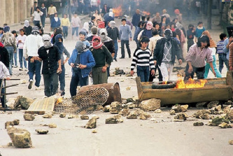 first intifada barricades Image Abarrategi Wikimedia Commons