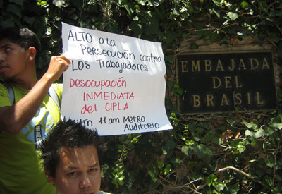 Mitin en la embajada de Brasil en México