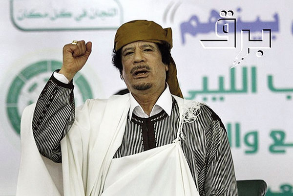 Moammar Gaddafi gestures to his supporters in Tripoli before making a speech (March 2, 2011) - Photo: Reuters/Ahmed Jadallah (Creative Commons)