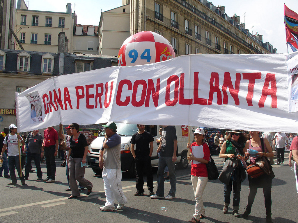Pro-Humala demonstration in Paris (Photo: Littonoma)