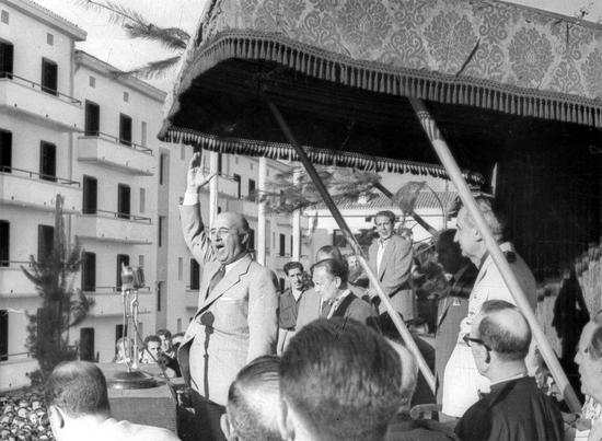 Franco dando un discurso en Éibar en 1949