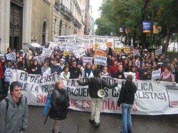 Thousands of students took to the streets in Spain on Wednesday 22nd to protest against plans to privatise university education and also opposing any plans to make workers pay for the capitalist crisis through cuts in education, health and other public services.