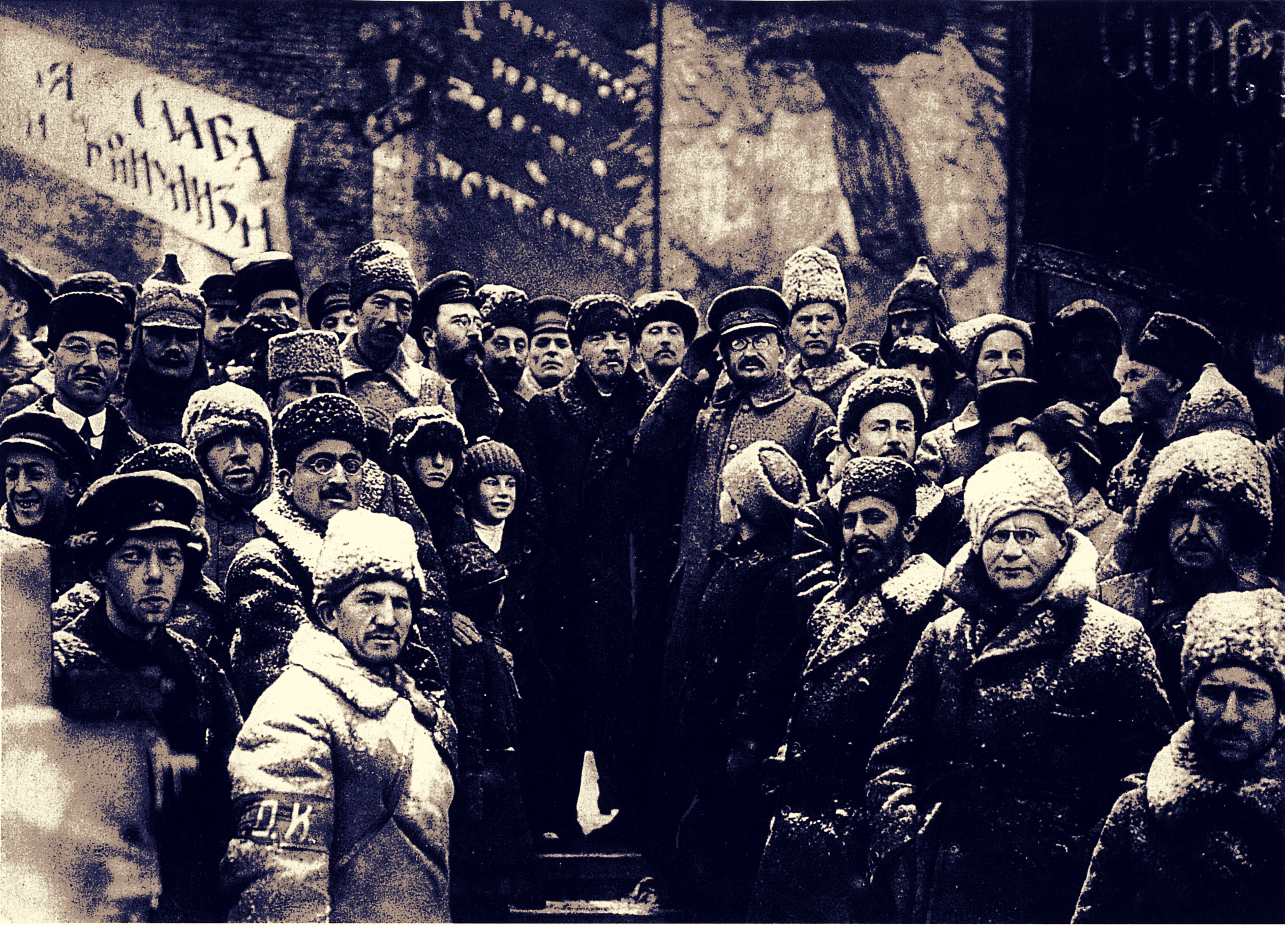 苏联领导人庆祝十月革命胜利两周年，列宁和托洛茨基站在中间。